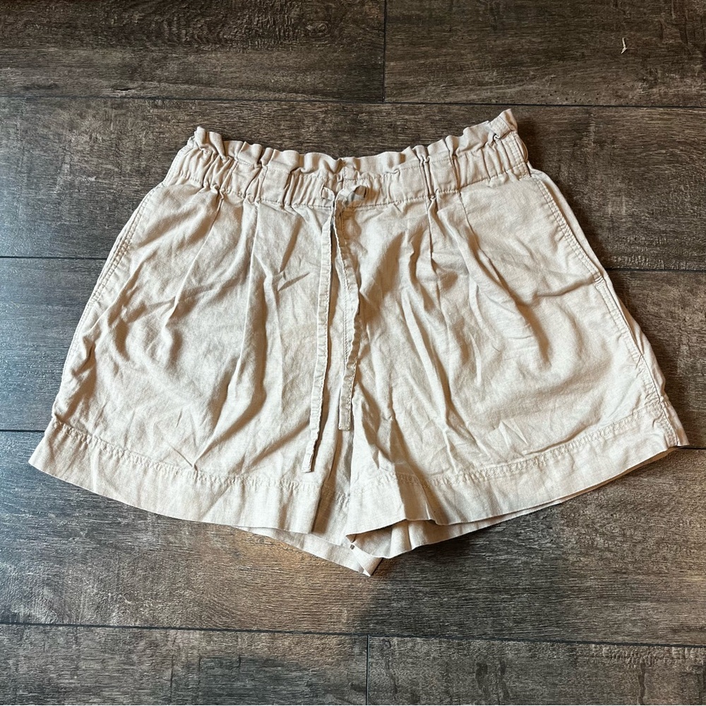 Uniqlo cotton and linen beige paper bag shorts